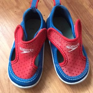 Speedo water shoes size small